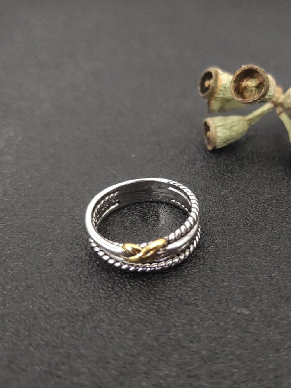 ✨✨✨David Yurman Single-color two-tone ring. Sizes: 6-7-8-9